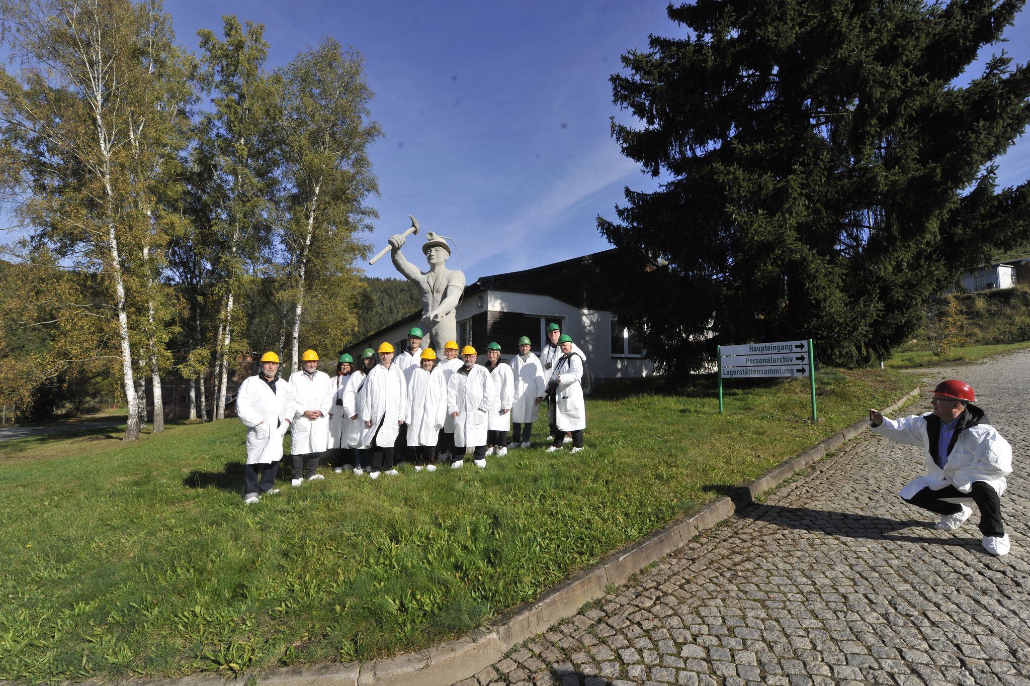 Journalisten und Journalistinnen auf dem Gelände der WISMUT GmbH während der von RohstoffWissen! organisierten Recherchereise im Oktober 2021